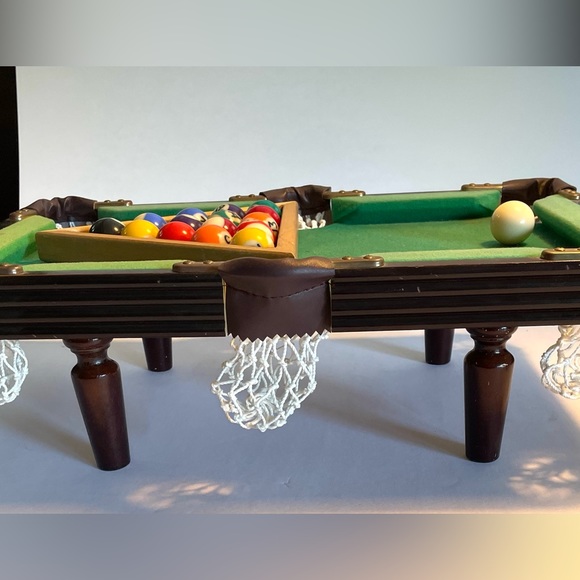 Tabletop billiards/pool set - comes with carrying case
